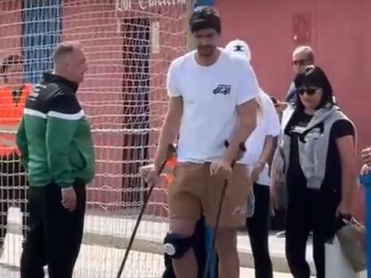 البلجيكي تيبو كورتوا يستعمل عكازات بعد خضوعه لجراحة في الركبة - 24 مارس 2024 - متداول
