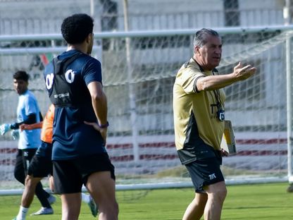 المدرب جوزيه بيسيرو يقدم التوجيهات للاعبي الزمالك خلال التدريبات - 27 أبريل 2025 - X/@ZSCOfficial
