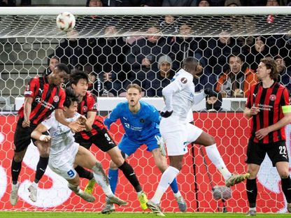 هان بيوم وو لاعب ميتيلاند يشتت الكرة أمام لاعب جينك هيون غيو أوه بو في الدوري الأوروبي - 11 ديسمبر 2025 - Reuters