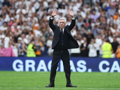 كارلو أنشيلوتي يودّع الجمهور في "سانتياغو برنابيو" بعد مباراته الأخيرة كمدرب لريال مدريد أمام ريال سوسيداد - 24 مايو 2025 - Reuters