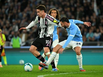 ماريو غيلا مدافع لاتسيو الإيطالي يحاول قطع الكرة من كينان يلدز لاعب يوفنتوس - 26 أكتوبر 2025 - REUTERS