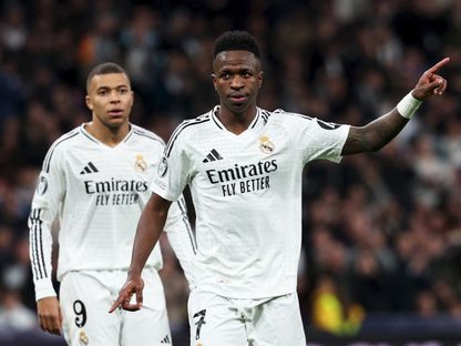 فينيسيوس جونيور يحتفل بتسجيله هدفاً لريال مدريد في مرمى سالزبورغ بدوري أبطال أوروبا وبدا كيليان مبابي خلفه - 22 يناير 2025 - Reuters