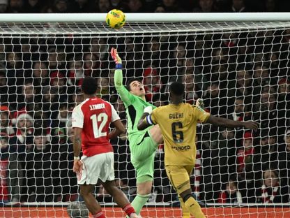 حارس مرمى أرسنال كيبا آريزابالاغا يُسقط الكرة أمام مارك غيهي في نهائي كأس الرابطة الإنجليزية المحترفة - 22 مارس 2026 - Reuters