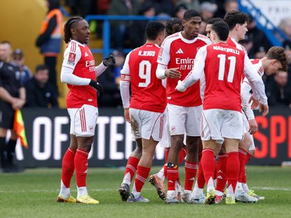 إيبريتشي إيزي لاعب أرسنال يحتفل مع زملائه بهدفه في مرمى مانسفيلد تاون في كأس الاتحاد الإنجليزي - 7 مارس 2026 - Action Images via Reuters