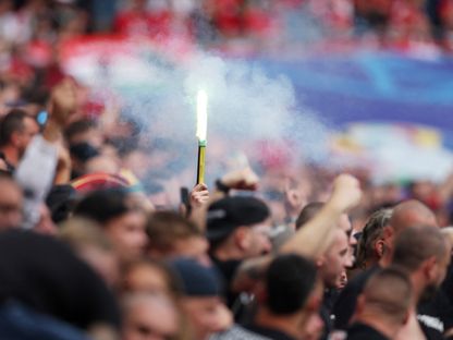 أحد مشجعي المجر يشعل ألعاباً نارية خلال مباراة منتخب بلاده ضد سويسرا في يورو 2024= 18 يونيو 2024 - REUTERS