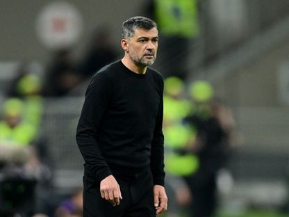 مدرب ميلان سيرجيو كونسيساو خلال مباراة فيورنتينا في الدوري الإيطالي - 5 أبريل 2025 - Reuters