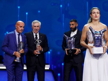 كارلو أنشيلوتي وأريغو ساكي (يسار) لدى تلقيهما جائزة من "يويفا" في إسطنبول وبدا كريم بنزيما مهاجم ريال مدريد مع جائزة أفضل لاعب - 25 أغسطس 2022 - Reuters