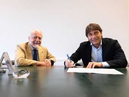أنطونيو كونتي مع رئيس نابولي دي لاورنتيس خلال توقيع العقود - 5 يونيو 2024 - X/@ADeLaurentiis