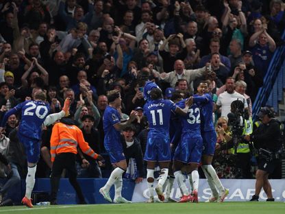 لاعبو تشيلسي يحتفلون بعد التسجيل بمواجهة مانشستر يونايتد في الدوري الإنجليزي الممتاز - 16 مايو 2025 - Reuters