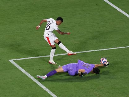 ياسين بونو حارس الهلال يتصدى بطريقة رائعة لتسديدة سافينيو لاعب مانشستر سيتي في مونديال الأندية - 1 يوليو 2025 - Reuters