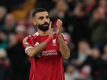 محمد صلاح يوجه التحية لجماهير ليفربول بعد الفوز على برايتون في الدوري الإنجليزي الممتاز - 13 ديسمبر 2025 - Reuters