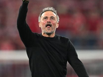 لويس إنريكي مدرب باريس سان جيرمان يحتفل مع جماهيره بالتأهل إلى نهائي دوري أبطال أوروبا - 6 مايو 2026 - Reuters