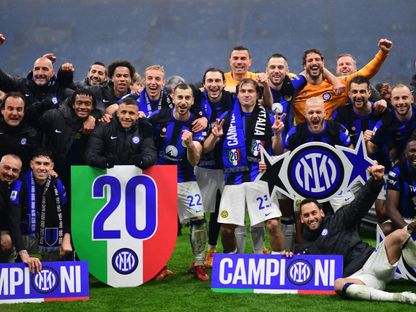 لاعبو إنتر ميلان يحتفلون بالفوز بلقب الدوري الإيطالي العشرين بعد المباراة أمام ميلان على ملعب سان سيرو - 22 أبريل 2024 - Reuters