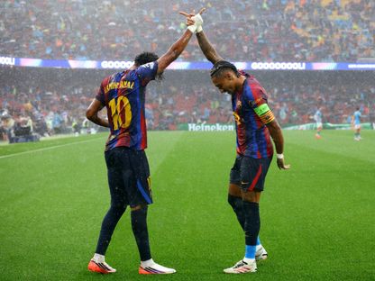 فليك يتغنى بالثنائي رافينيا ويامال بعد انتصار برشلونة