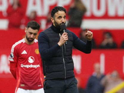 روبن أموريم مدرب مانشستر يونايتد يتحدث إلى الجماهير في ختام الدوري الإنجليزي - 25 مايو 2025 - Reuters