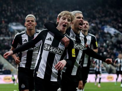 أنتوني غوردون يحتفل بتسجيله هدفاً لنيوكاسل أمام بروملي في كأس الاتحاد الإنجليزي - 12 يناير 2025 - REUTERS