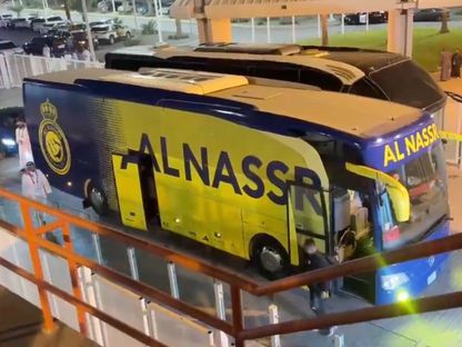 حافلة نادي النصر السعودي بعد وصولها ملعب الملك عبد العزيز في مكة 25-2-2025 - aawsat_spt/x
