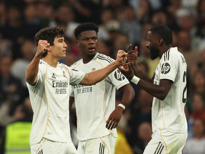 غونزالو غارسيا يحتفل مع أوريليان تشواميني وأنطونيو روديغر بتسجيله هدفاً لريال مدريد في مرمى ريال بيتيس بالدوري الإسباني - 4 يناير 2026 - REUTERS