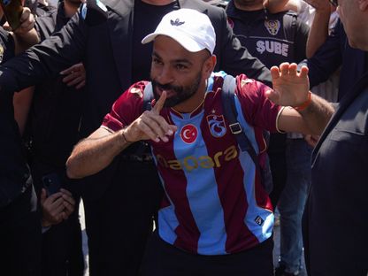 محمد صلاح يحظى باستقبال المشجعين بعد الوصول إلى إسطنبول - 5 أغسطس 2026 - X/@Trabzonspor