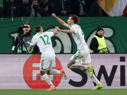 احتفال لاعبي روما بتسجيل هدف في مرمى باناثينايكوس بالدوري الأوروبي - 29 يناير 2026 - Reuters