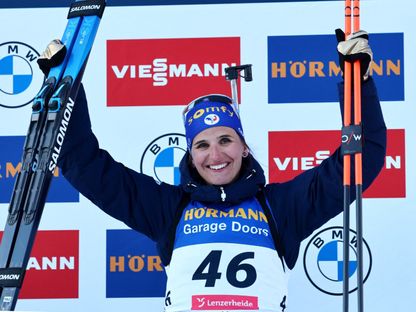 الفرنسية جوليا سيمون تحتفل على المنصة بعد فوزها بسباق 15 كيلومتر فردي للسيدات في بطولة العالم للبياثلون - 18 فبراير 2025 - Reuters