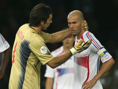 حارس مرمى إيطاليا جيانلويجي بوفون يتحدث إلى زين الدين زيدان بعدما نطح ماركو ماتيراتزي في صدره خلال نهائي كأس العالم - 9 يوليو 2006 - REUTERS