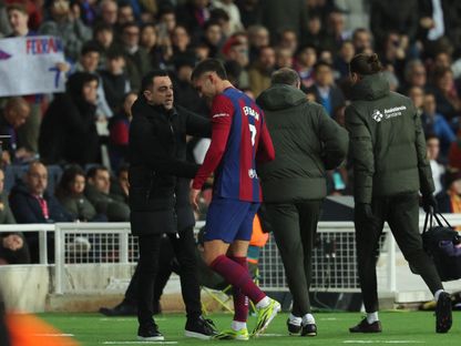 فيران توريس يغادر مباراة برشلونة وأوساسونا باكياً بسبب الإصابة - 31 يناير 2024 - AFP