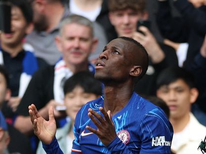 لاعب تشيلسي نيكولاس جاكسون يحتفل بالتسجيل ضد إيفرتون في الدوري الإنجليزي الممتاز - 26 أبريل 2025 - ٌReuters