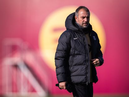 هانزي فليك خلال تدريب لبرشلونة - 20 يناير 2025 - X/@FCBarcelona