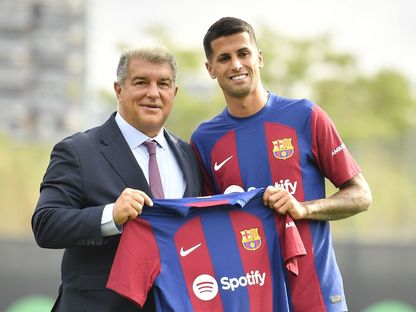 جواو كانسيلو لاعب برشلونة الجديد يلتقط صورة تذكارية مع خوان لابورتا رئيس النادي - 2 سبتمبر 2023 - AFP