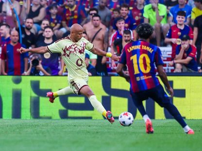 عمرو الجزار مدافع الأهلي يمرر الكرة وسط متابعة لامين يامال لاعب برشلونة الإسباني - 20 أغسطس 2026 - facebook/alahly