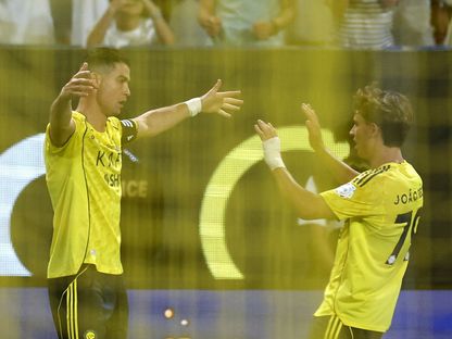 احتفال كريستيانو رونالدو نجم النصر مع مواطنه جواو فيليكس بتسجيل هدف في مرمى الرياض - 20 سبتمبر 2025 - Reuters