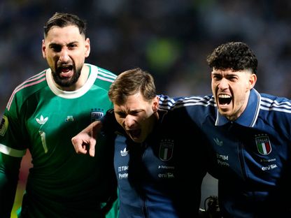 أليساندرو باستوني رفقة جيانلويجي دوناروما ونيكولو باريلا أثناء عزف نشيد إيطاليا قبل مباراة البوسنة والهرسك بتصفيات كأس العالم - 31 مارس 2026 - Reuters