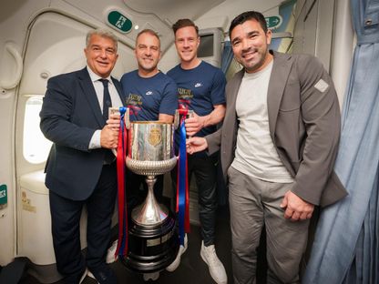 جوان لابورتا رئيس برشلونة والمدرب هانزي فليك والحارس مارك أندري تير شتيغن والمدير الرياضي ديكو أثناء الاحتفال بالفوز بكأس ملك إسبانيا - 27 أبريل 2025 - X@FCBarcelona