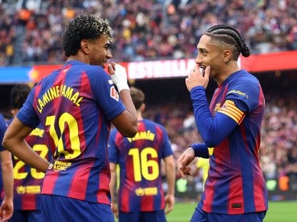 لاعب برشلونة لامين يامال يحتفل بالتسجيل ضد فياريال في الدوري الإسباني مع رافينيا  -  28 فبراير 2026 - Reuters