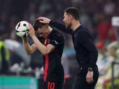 مدرب باير ليفركوزن تشابي ألونسو مع فلوريان فيرتز خلال نهائي كأس ألمانيا ضد كايزرسلاوترن - 25 مايو 2024 - Reuters