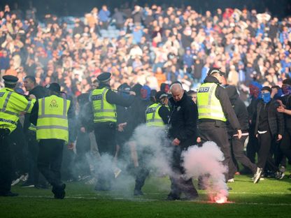 اشتباك مشجعي رينجرز مع الشرطة بعد مواجهة سلتيك في كأس اسكتلندا - 8 مارس 2026 - Reuters