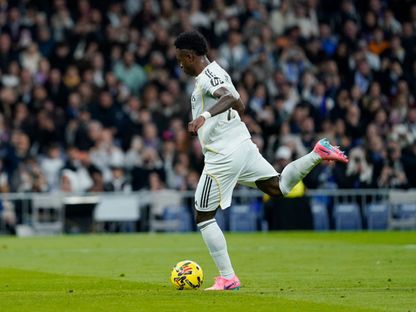 فينيسيوس جونوير لاعب ريال مدريد خلال تنفيذه ركلة جزاء أمام ريال سوسيداد في الدوري الإسباني - 14 فبراير 2026 - REUTERS