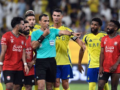 الحكم الدولي السعودي خالد الطريس خلال إدارة مباراة سابقة بين النصر والرائد في دوري روشن السعوي - 23 أغسطس 2024 - Reuters