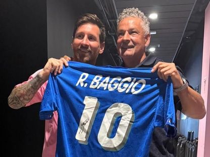 روبيرتو باجيو يهدي قميصه التاريخي لنجم الكرة الأرجنتينية ليونيل ميسي - 17 يونيو 2025 - instagram/leomessi