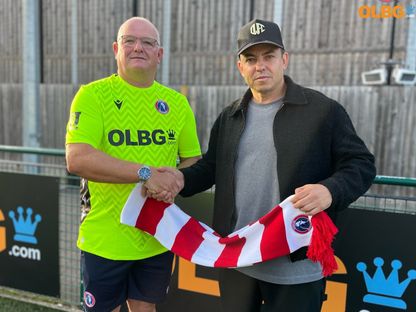 تيري دان (يسار) رفقة رئيس ومدرب فريق دوركينغ واندررز مارك وايت - 4 سبتمبر 2025 - X/@DorkingWDRS