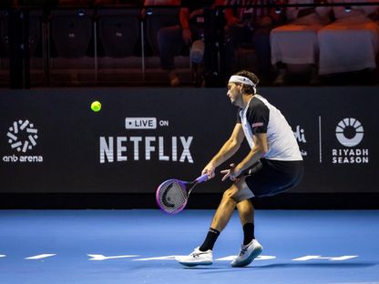 الأميركي تايلور فريتز خلال مواجهة الروسي ألكسندر زفيريف في ربع نهائي بطولة Six Kings Slam - 15 أكتوبر 2025 - X/@RiyadhSeason