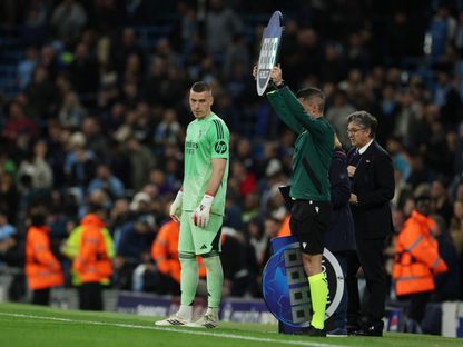 أندري لونين حارس مرمى ريال مدريد الإسباني يشارك بدلاً من الحارس تيبو كورتوا مع بداية الشوط الثاني من مواجهة مانشستر سيتي - 17 مارس 2026 - REUTERS