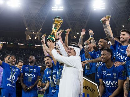 الأمير نواف بن سعد رئيس الهلال يرفع كأس الملك السعودي - 8 مايو 2026 - X/Alhilal_FC