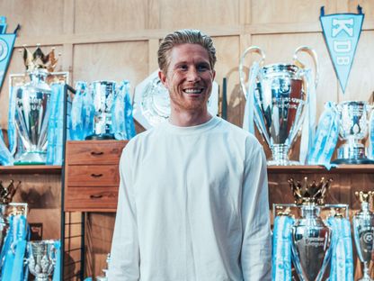 كيفين دي بروين وسط ألقابه التي تُوج بها مع مانشستر سيتي الإنجليزي - 28 مايو 2025 - X/ManCity