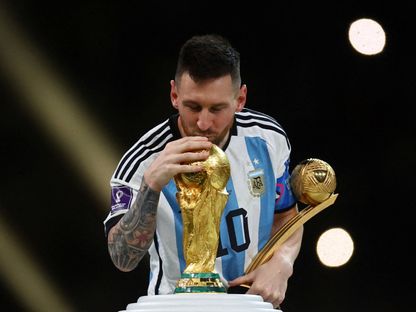 ليونيل ميسي يُقبّل مجسم كأس العالم بعد نهائي 2022 بين الأرجنتين وفرنسا - 19 ديسمبر 2022 - Reuters