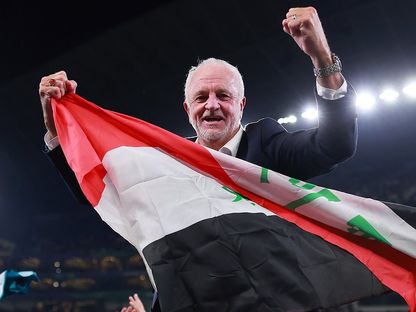 مدرب العراق غراهام أرنولد محمولاً بعدما قاد المنتخب للتأهل إلى كأس العالم إثر فوزه على بوليفيا في المكسيك - 1 أبريل 2026 - X/@fifaworldcup_ar