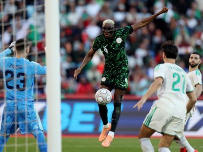 فيكتور أوسيمين في مواجهة لوكا زيدان بمباراة الجزائر ونيجيريا بربع نهائي كأس إفريقيا - 10 يناير 2026 - Reuters