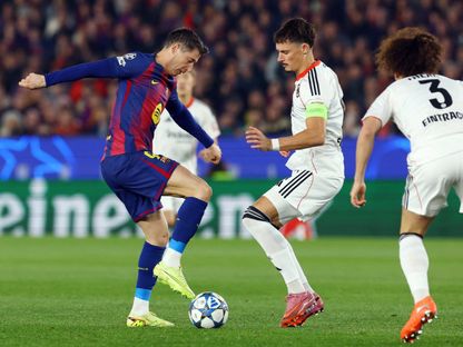 روبرت ليفاندوفسكي مهاجم برشلونة خلال مواجهة أينتراخت فرانكفورت في دوري أبطال أوروبا - 10 ديسمبر 2025 - REUTERS