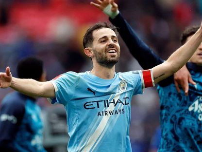 بيرناردو سيلفا لاعب وسط مانشستر سيتي في احتفالات الفريق بهزيمة تشيلسي في نهائي كأس الاتحاد الإنجليزي 2026 - reuters